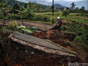 Jalan di Desa Sarampad Cianjur Terbelah Akibat Gempa