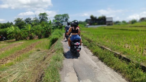 Wisatawan melintasi jalur Batu Tangkap, Tibubeneng, Kuta Utara.