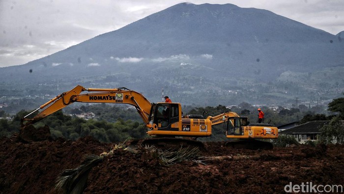 Jalur Puncak Arah Cianjur Sudah Bisa Dilintasi Jalur Jakarta menuju Cianjur via Puncak, sudah bisa dilalui kendaraan setelah longsoran imbas gempa berhasil dibersihkan. Namun, saat ini lalu lintas diterapkan buka tutup.
