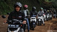 Kendaraan dari arah Cianjur maupun Jakarta bergantian melintas.