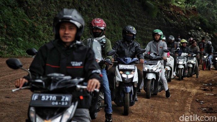 Jalur Puncak Arah Cianjur Sudah Bisa Dilintasi Jalur Jakarta menuju Cianjur via Puncak, sudah bisa dilalui kendaraan setelah longsoran imbas gempa berhasil dibersihkan. Namun, saat ini lalu lintas diterapkan buka tutup.