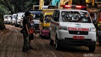 Petugas SAR gabungan di lokasi nampak mengatur buka tutup jalan.