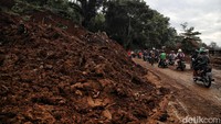 Kendaraan bergantian melintas karena ruas jalan masih licin.