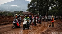 Mereka juga meminta pengendara yang dari arah Cianjur untuk bersabar.