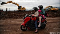 Pengendara harus ekstra hati-hati karena jalan yang licin.