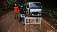 Saat ini jalur itu bisa dilalui kendaraan dengan sistem buka-tutup. 