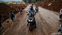 Petugas juga meminta pengendara, khususnya motor, untuk berhati-hati saat melintas.