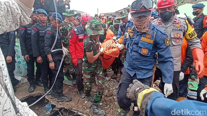 Jenazah Edah, korban gempa Cianjur berhasil dievakuasi tim gabungan