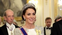 Kate Middleton tampil memesona dengan gaun putih dan tiara berwarna senada. Foto: Chris Jackson/Getty Images