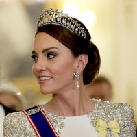 Kate Middleton, yang kini dipanggil sebagai Putri Kate, memaka tiara Lover’s Knot yang pernah dikenakan Ratu Mary. Tiara berhias permata dan mutiara ini merupakan salah satu perhiasan favorit mendiang ibu mertuanya, Putri Diana. Foto: Chris Jackson/Getty Images