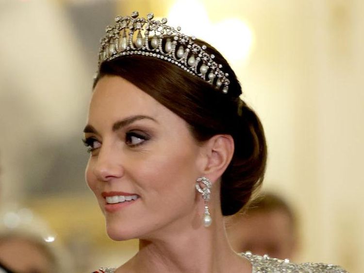 Gaya Elegan Kate Middleton Perdana Pakai Tiara Sebagai Putri Wales