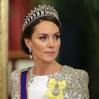 Gayanya makin elegan dengan tatanan rambut low-bun serta riasan wajah bernuansa pink kecokelatan. Foto: Chris Jackson/Getty Images