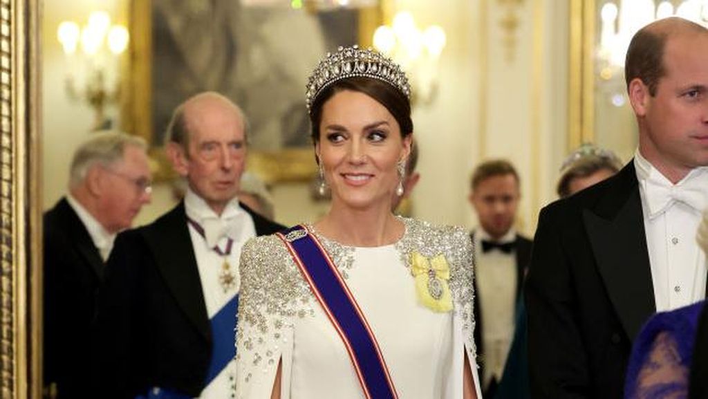 7 Gaya Megah Kate Middleton, Perdana Pakai Tiara Setelah Bergelar Putri