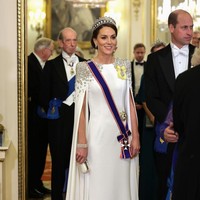 Kate Middleton tampak megah dengan tiara dan gaun putih berhias kristal di perjamuan negara yang diadakan di Istana Buckingham, London, Inggris.  Foto: Chris Jackson/Getty Images