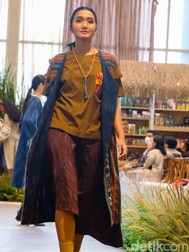 Model memperagakan koleksi berbahan utama kain tenun Sikka dalam acara peragaan busana kolaborasi Pendopo, Didiet Maulana, dan Iyonono bertajuk Kelindan Sikka di Pendopo Living World Alam Sutera, Tangerang Selatan, Banten, Rabu (23/11/2022).