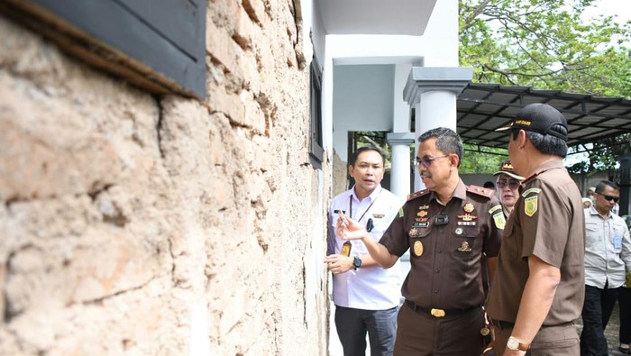 Kepala Kejati Jabar Asep N Mulyana saat meninjau gempa Cianjur