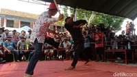 Meski usia tidak lagi muda, tapi kecepatan Apandi (67) masih akurat saat menghindari pukulan maupun ketika memukul. Senyumnya sesekali terlihat di tengah babak pertandingan.
