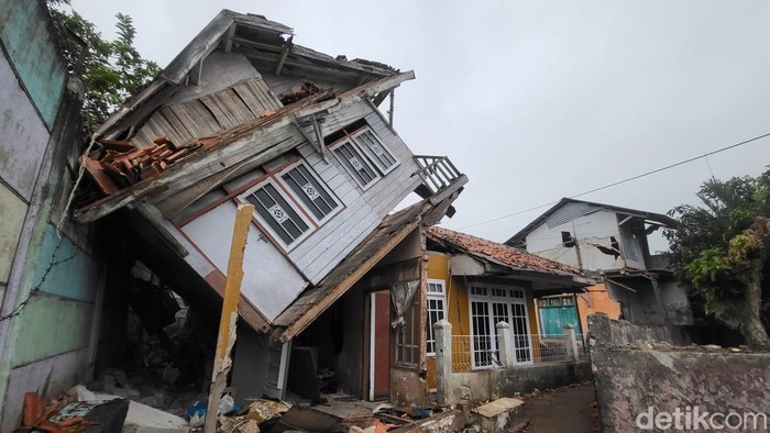 Kisah Dramatis di balik Rumah Miring Terdampak Gempa Cianjur