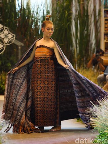 Model memperagakan koleksi berbahan utama kain tenun Sikka dalam acara peragaan busana kolaborasi Pendopo, Didiet Maulana, dan Iyonono bertajuk Kelindan Sikka di Pendopo Living World Alam Sutera, Tangerang Selatan, Banten, Rabu (23/11/2022).