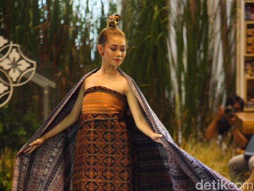 Model memperagakan koleksi berbahan utama kain tenun Sikka dalam acara peragaan busana kolaborasi Pendopo, Didiet Maulana, dan Iyonono bertajuk Kelindan Sikka di Pendopo Living World Alam Sutera, Tangerang Selatan, Banten, Rabu (23/11/2022).