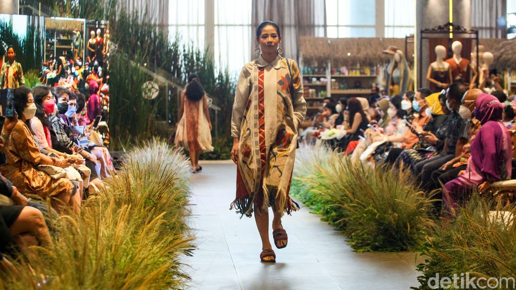 Model memperagakan koleksi berbahan utama kain tenun Sikka dalam acara peragaan busana kolaborasi Pendopo, Didiet Maulana, dan Iyonono bertajuk Kelindan Sikka di Pendopo Living World Alam Sutera, Tangerang Selatan, Banten, Rabu (23/11/2022).