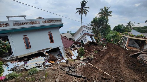 Desa Sarampad, Kecamatan Cugenang, Kabupaten Cianjur menjadi salah satu titik terparah yang terdampak gempa Cianjur M 5,6. Rumah hingga jalan mengalami rusak parah.