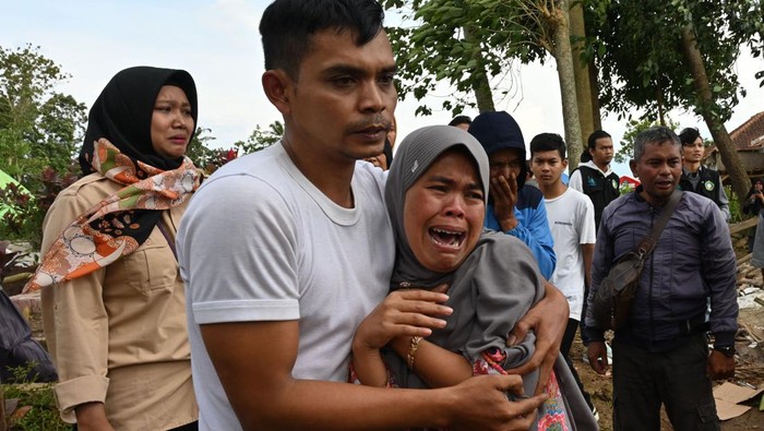 Relatives cry during the funeral of 48-year-old victim Husein, who was killed while building a house, at a village near Cianjur on November 22, 2022, following a 5.6-magnitude earthquake. - The death toll from an earthquake on Indonesia's main island of Java jumped to 268 on November 22, as rescuers searched for survivors in the rubble and relatives started to bury their loved ones. (Photo by ADEK BERRY / AFP) (Photo by ADEK BERRY/AFP via Getty Images)