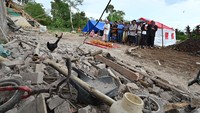 Menurut BNPB, data sementara korban meninggal akibat gempa berkekuatan M 5,6 tersebut berjumlah 268 orang.  