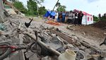 Korban Gempa Cianjur Gelar Salat Jenazah di Antara Reruntuhan