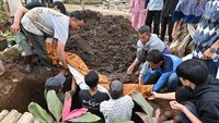 Usai disalatkan, jenazah korban dimakamkan.  
