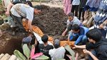 Korban Gempa Cianjur Gelar Salat Jenazah di Antara Reruntuhan