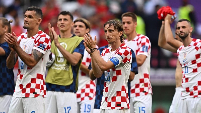 Croatias midfielder #10 Luka Modric (C) and teammates applaud at the crowd at the end of the Qatar 2022 World Cup Group F football match between Morocco and Croatia at the Al-Bayt Stadium in Al Khor, north of Doha on November 23, 2022. (Photo by MANAN VATSYAYANA / AFP) (Photo by MANAN VATSYAYANA/AFP via Getty Images)