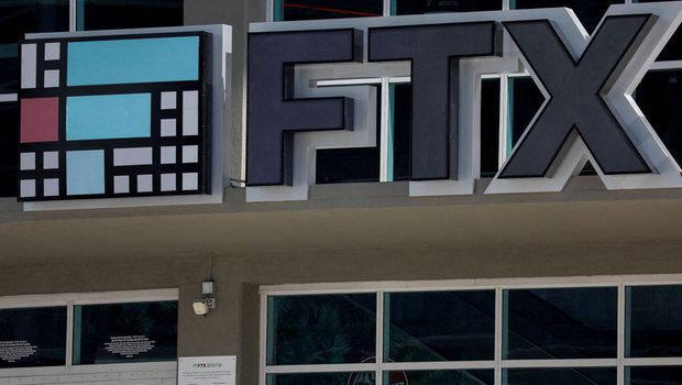 Logo FTX terlihat di pintu masuk FTX Arena di Miami, Florida, AS, 12 November 2022. (REUTERS/Marco Bello)