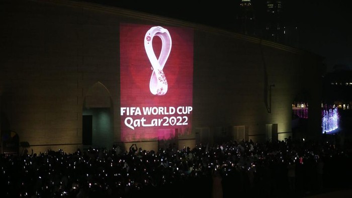 DOHA, QATAR - SEPTEMBER 03: Hundreds of people take a photo as the official logo of the FIFA World Cup Qatar 2022 is reflected on a wall of the Amphitheatre in Doha, Qatar on September 03, 2019.
 (Photo by Mohammed Dabbous/Anadolu Agency via Getty Images)