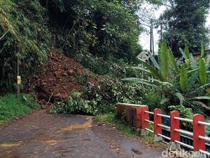 Akses Jalan Gasol Cugenang-Cipanas Cianjur Terputus gegara Longsor