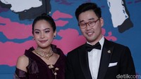 Jesse Choi dan Maudy Ayunda tampil serasi di red carpet FFI 2022 di Jakarta Convention Center semalam. Foto: Palevi/detikHOT