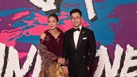 Maudy Ayunda anggun mengenakan gaya busana kontemporer yang dipadukan dengan kebaya tradisional. Sedangkan Jesse Choi memakai setelan jas dan celana berwarna hitam, kemeja putih, dan dasi kupu-kupu hitam. Foto: Ahsan/detikHOT