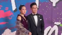 Jesse Choi tak lepas menggenggam tangan Maudy Ayunda. Foto: Instagram @jessechoi_