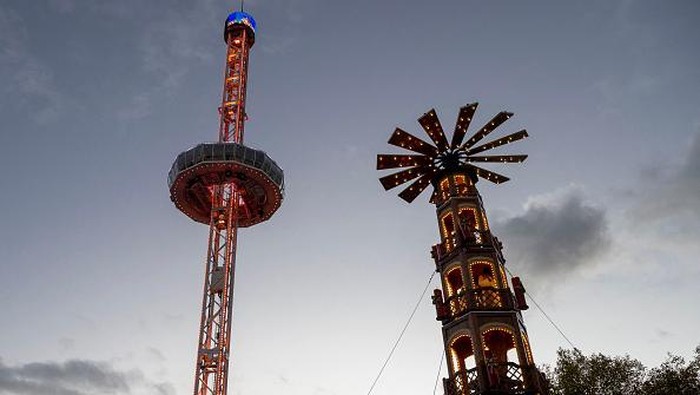 Visitors look on from inside The City Skyliner, one of the highest mobile observation towers in the world, in Metz, northeastern France, on November 22, 2022. - The City Skyliner, one of the highest mobile observation tower of the world, is installed in France for the first time, in Metz, northeastern France, amid the Christmas Market, with a total height of 81 metres, a lift height of 72 metres and a capacity of 60 people. (Photo by JEAN-CHRISTOPHE VERHAEGEN / AFP) (Photo by JEAN-CHRISTOPHE VERHAEGEN/AFP via Getty Images)