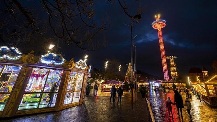 Visitors look on from inside The City Skyliner, one of the highest mobile observation towers in the world, in Metz, northeastern France, on November 22, 2022. - The City Skyliner, one of the highest mobile observation tower of the world, is installed in France for the first time, in Metz, northeastern France, amid the Christmas Market, with a total height of 81 metres, a lift height of 72 metres and a capacity of 60 people. (Photo by JEAN-CHRISTOPHE VERHAEGEN / AFP) (Photo by JEAN-CHRISTOPHE VERHAEGEN/AFP via Getty Images)