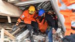 Melihat Perjuangan Tim SAR Menembus Reruntuhan Gempa Cianjur