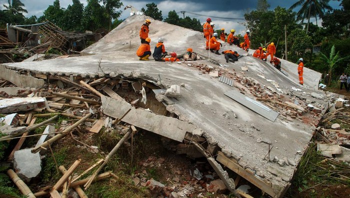Tim SAR gabungan terus melakukan pencarian korban gempa di Cianjur. Mereka harus menembus reruntuhan bangunan untuk mengevakuasi korban.