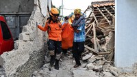 Berdasarkan data per Selasa (22/11) pukul 16.00 WIB, sebanyak 268 orang meninggal dunia akibat gempa tersebut. Selain itu sebanyak 151 orang masih dicari. Adek Berry/AFP/Getty Images.