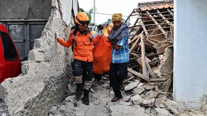 Tim SAR gabungan terus melakukan pencarian korban gempa di Cianjur. Mereka harus 'menembus' reruntuhan bangunan untuk mengevakuasi korban.