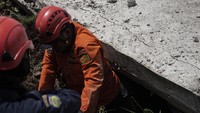 Tim SAR berjuang untuk mengevakuasi korban yang tertimbun di reruntuhan bangunan di Cianjur. Aditya Irawan/NurPhoto/Getty Images.