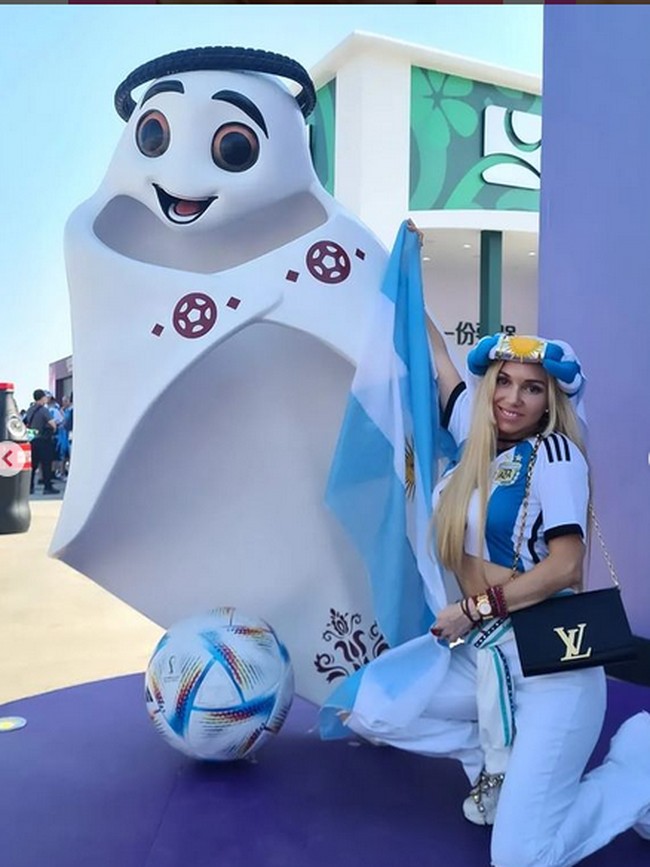 Meski begitu ia tampil mengenakan crop top yang memperlihatkan sedikit area perutnya. Foto: dok. Instagram