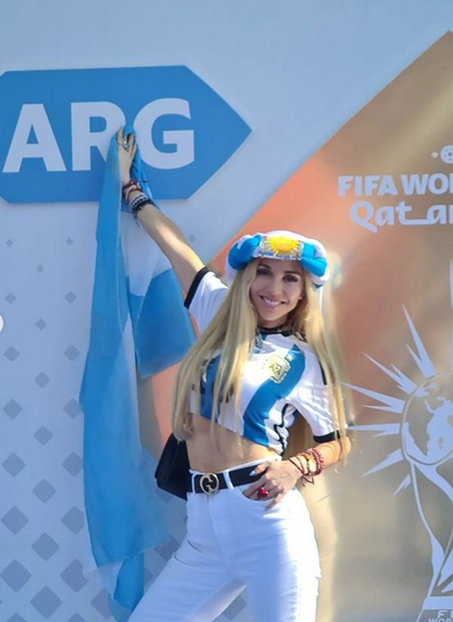 Mematuhi aturan dari FIFA untuk menghormati negara berbasis Islam, Melisia tampil dengan celana panjang. Foto: dok. Instagram