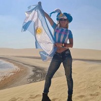 Melisia Artista dijuluki sebagai suporter bola Argentina terseksi. Dia rela terbang dari Argentina ke Qatar tempat berlangsungnya Piala Dunia 2022 untuk mendukung negaranya. Foto: dok. Instagram