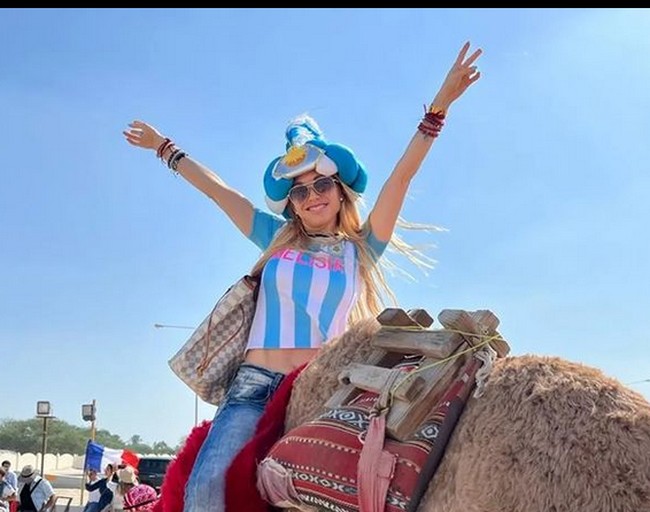 Melisia pun sempat bersenang-senang di Qatar dengan pergi ke padang pasir dan menaiki unta. Foto: dok. Instagram