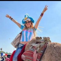 Melisia pun sempat bersenang-senang di Qatar dengan pergi ke padang pasir dan menaiki unta. Foto: dok. Instagram